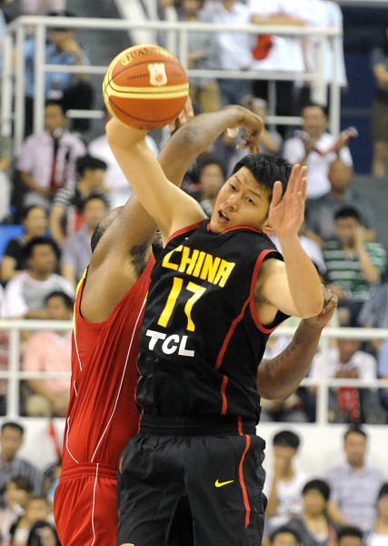 足球世界杯主题周边开售，球迷抢购（世界杯主题周边上架，球迷热购）