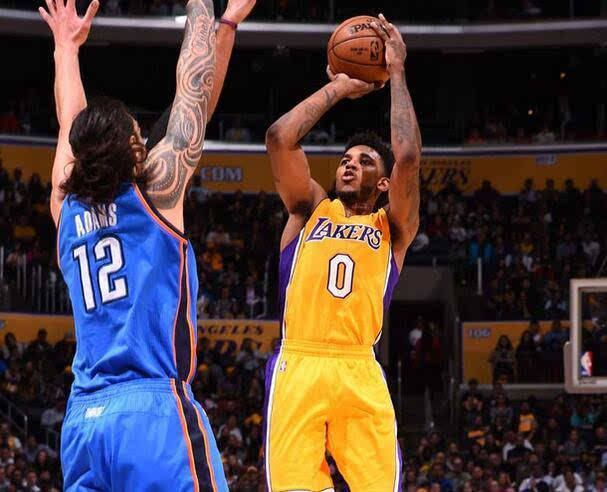 廉颇老矣？四旬老汉詹姆斯半场9投2中，仅得4分2板2助攻（岁月不饶人？四旬詹姆斯半场命中率低迷，9投2中仅取4分2板2助）