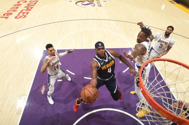 全国滑雪爱好者齐聚崇礼雪场炫技（全国滑雪达人汇聚崇礼雪场上演炫技）