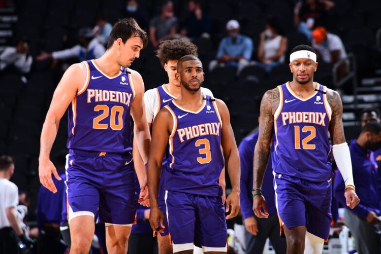 英格兰客战阿尔巴尼亚：凯恩领衔，贝林厄姆、埃泽首发（英格兰客场挑战阿尔巴尼亚：凯恩挂帅，贝林厄姆与埃泽首发）