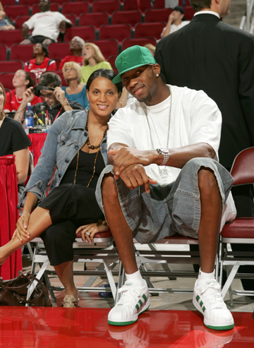 年薪2亿年薪，转会费将超过5300万！沙特不放弃萨拉赫，新月最可能出手（沙特仍不放弃萨拉赫：年薪或达2亿，转会费超5300万，新月最可能出手）