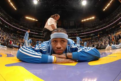 打破小贝纪录，布鲁日前锋福布斯是欧冠对巴萨传射最年轻球员（布鲁日前锋福布斯超越小贝，创欧冠对阵巴萨传射最年轻纪录）